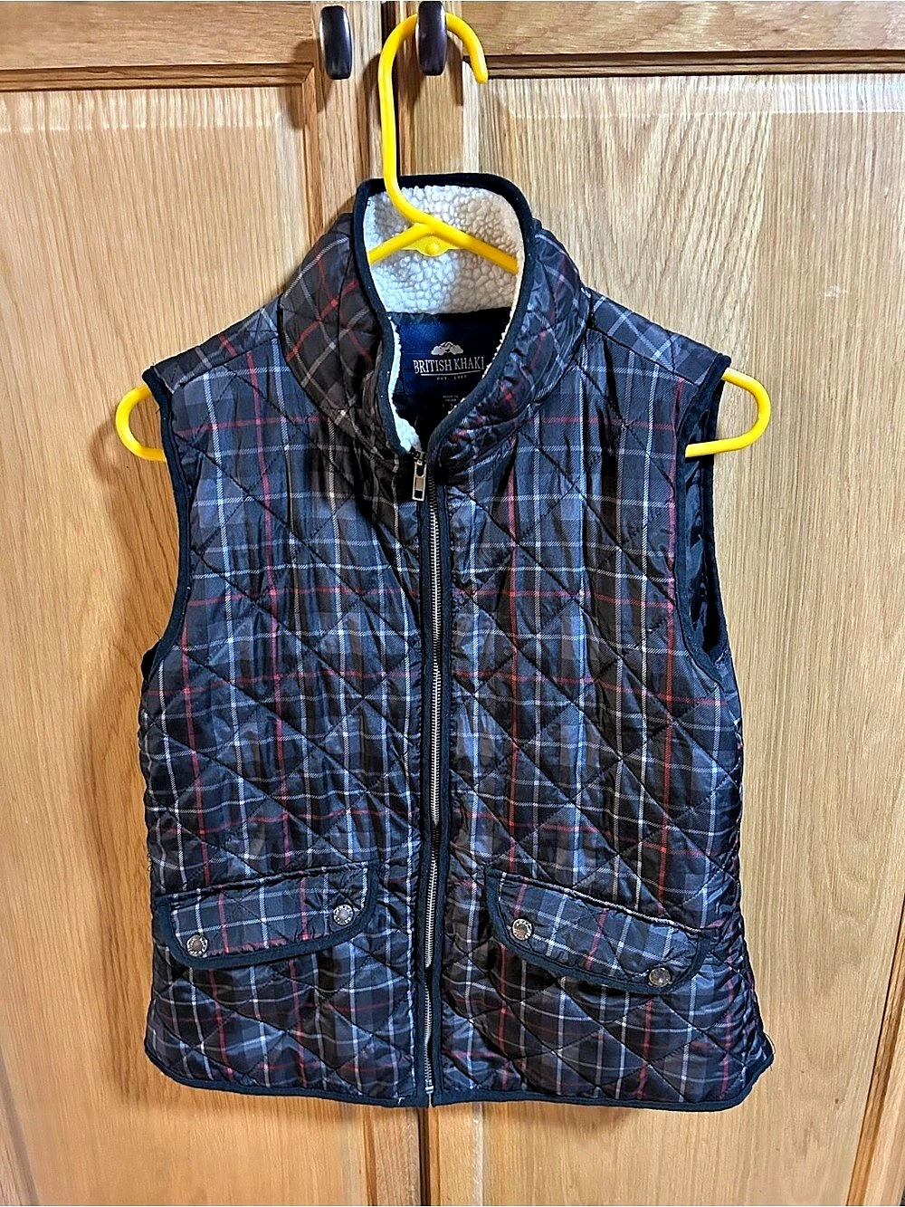 Women’s British Khaki Plaid Quilted Vest in Gray & Red Size Large